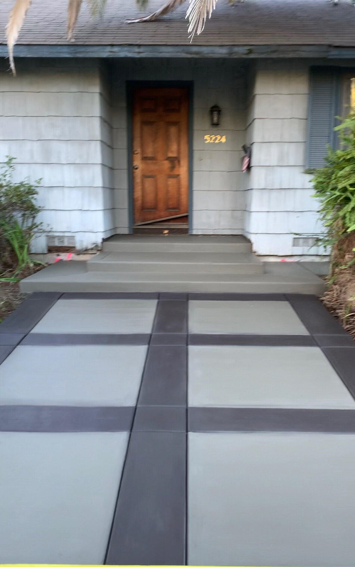 Decorative two-tone concrete walkway